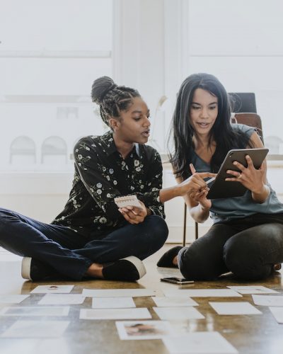 designers-working-together-U4L6HQB